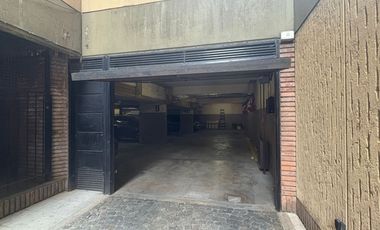 VENTA AMPLIA COCHERA ALMAGRO - PLANTA BAJA.