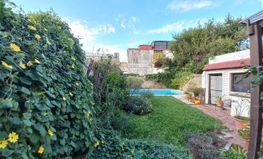 CASA 5 AMB JARDIN PILETA Y COCHERA - V. BALLESTER