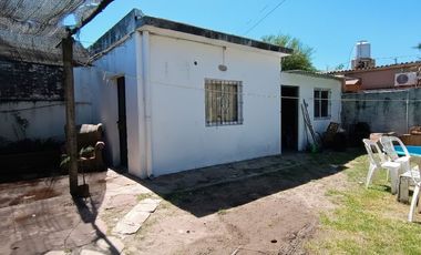 VENTA CASA CON PILETA JARDIN MORENO APTO CREDITO