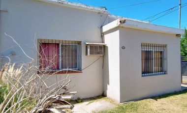VENTA CASA CON PILETA JARDIN MORENO APTO CREDITO