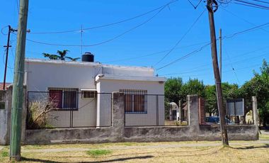 VENTA CASA CON PILETA JARDIN MORENO APTO CREDITO
