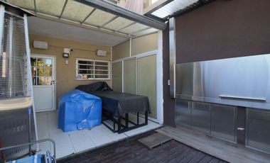 VENTA CASA TRIPLEX 6AMB FLORIDA JARDIN Y PILETA