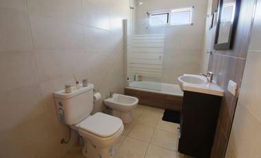 VENTA CASA TRIPLEX 6AMB FLORIDA JARDIN Y PILETA