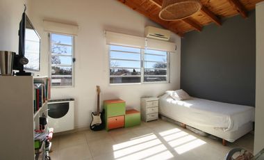 VENTA CASA TRIPLEX 6AMB FLORIDA JARDIN Y PILETA