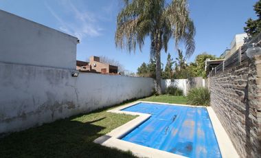 VENTA CASA TRIPLEX 6AMB FLORIDA JARDIN Y PILETA