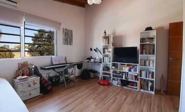 VENTA CASA TRIPLEX 6AMB FLORIDA JARDIN Y PILETA