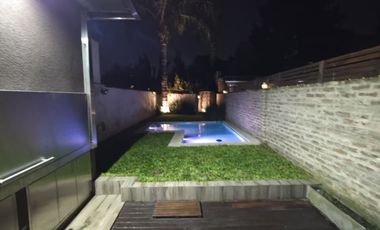 VENTA CASA TRIPLEX 6AMB FLORIDA JARDIN Y PILETA