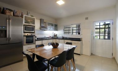 VENTA CASA TRIPLEX 6AMB FLORIDA JARDIN Y PILETA
