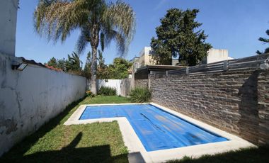 VENTA CASA TRIPLEX 6AMB FLORIDA JARDIN Y PILETA