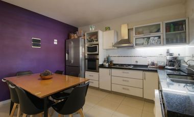 VENTA CASA TRIPLEX 6AMB FLORIDA JARDIN Y PILETA