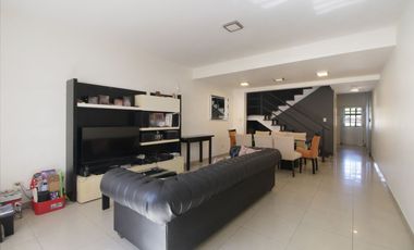 VENTA CASA TRIPLEX 6AMB FLORIDA JARDIN Y PILETA