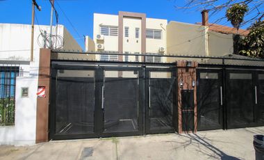 VENTA CASA TRIPLEX 6AMB FLORIDA JARDIN Y PILETA