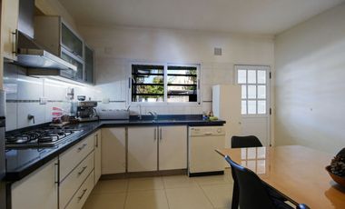 VENTA CASA TRIPLEX 6AMB FLORIDA JARDIN Y PILETA