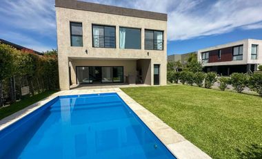 VENTA CASA 4 AMB A ESTRENAR VILLA NUEVA . PERMUTA Y FINANCIA