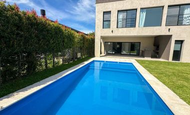 VENTA CASA 4 AMB A ESTRENAR VILLA NUEVA . PERMUTA Y FINANCIA