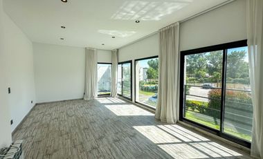 VENTA CASA 4 AMB A ESTRENAR VILLA NUEVA . PERMUTA Y FINANCIA