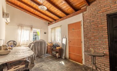 VENTA CASA 3 AMB EN HURLINGHAM C/ JARDÍN Y GARAGE