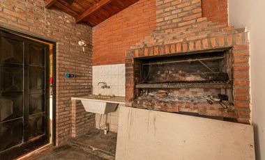 VENTA CASA 3 AMB EN HURLINGHAM C/ JARDÍN Y GARAGE