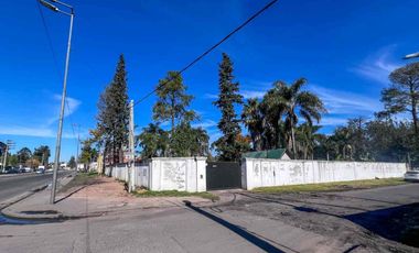 Importante Quinta en Esquina sobre Ex Ruta 8 y Bog