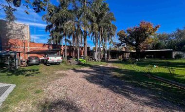 Importante Quinta en Esquina sobre Ex Ruta 8 y Bog