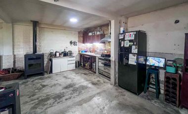 Importante Quinta en Esquina sobre Ex Ruta 8 y Bog
