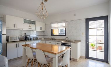 Venta Ph triplex de 4 amb. + play , patio y coch.