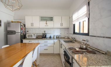 Venta Ph triplex de 4 amb. + play , patio y coch.