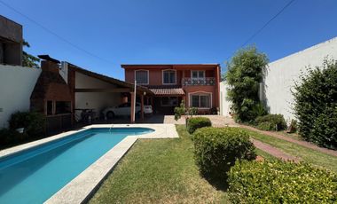 Casa en venta 4 dorm., pileta, jardín Don Torcuato
