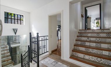 VENTA  - CASA  4 DORM.  BAJO VTE. LOPEZ CON PILETA