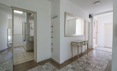 VENTA  - CASA  4 DORM.  BAJO VTE. LOPEZ CON PILETA