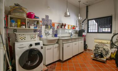 VENTA  - CASA  4 DORM.  BAJO VTE. LOPEZ CON PILETA