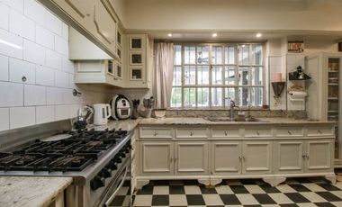 VENTA  - CASA  4 DORM.  BAJO VTE. LOPEZ CON PILETA