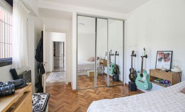 VENTA  - CASA  4 DORM.  BAJO VTE. LOPEZ CON PILETA