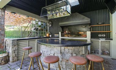 VENTA  - CASA  4 DORM.  BAJO VTE. LOPEZ CON PILETA