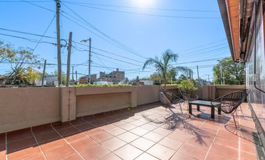Venta casa 4 Ambientes con terraza propia, Wilde.