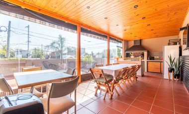 Venta casa 4 Ambientes con terraza propia, Wilde.