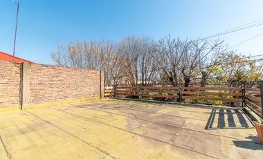 Venta casa 4 Ambientes con terraza propia, Wilde.