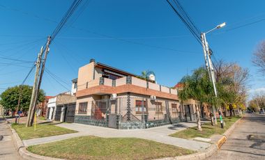 Venta casa 4 Ambientes con terraza propia, Wilde.