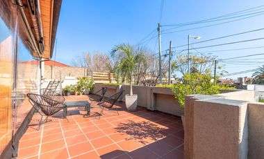 Venta casa 4 Ambientes con terraza propia, Wilde.