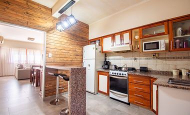 Venta casa 4 Ambientes con terraza propia, Wilde.