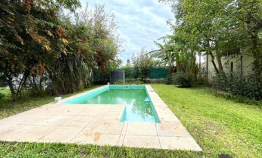 Venta- Casa 2 dormitorios con cochera y pileta en Funes