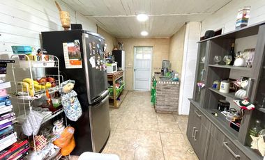 Venta- Casa 2 dormitorios con cochera y pileta en Funes