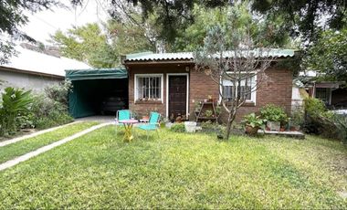 Venta- Casa 2 dormitorios con cochera y pileta en Funes