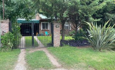 Venta- Casa 2 dormitorios con cochera y pileta en Funes