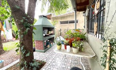 Venta- Casa 2 dormitorios con cochera y pileta en Funes