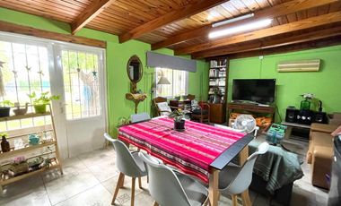 Venta- Casa 2 dormitorios con cochera y pileta en Funes