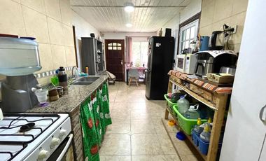 Venta- Casa 2 dormitorios con cochera y pileta en Funes