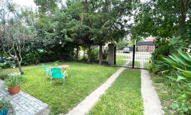 Venta- Casa 2 dormitorios con cochera y pileta en Funes