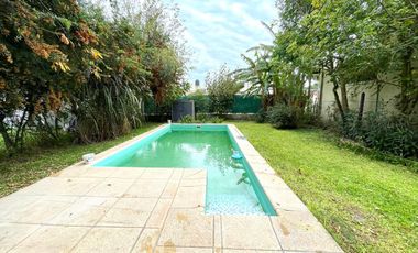Venta- Casa 2 dormitorios con cochera y pileta en Funes