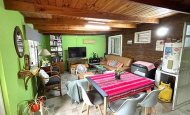 Venta- Casa 2 dormitorios con cochera y pileta en Funes